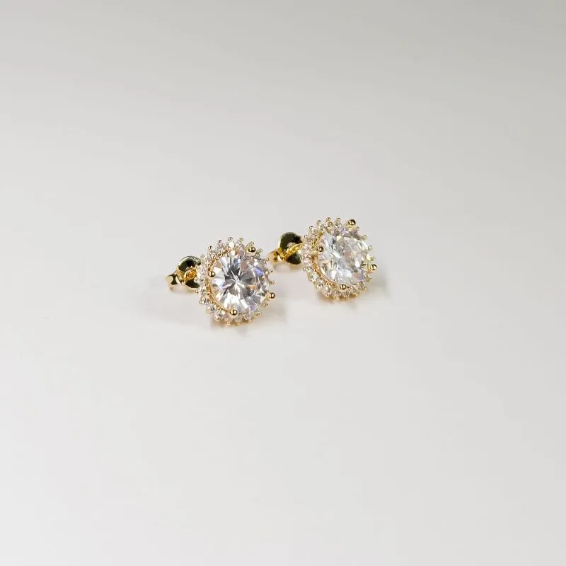 Brinco fixo com cristal no centro e zircônias cravejadas em volta banhado a ouro 18k