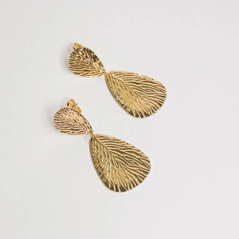 Brinco Max orgânico com textura banhado a ouro 18k