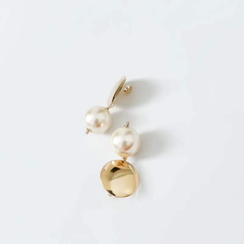 BRINCO PÉROLA COM BASE REDONDA LISA TAM G BANHADO A OURO 18K