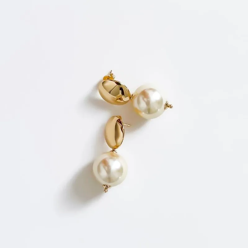 BRINCO PÉROLA COM BASE REDONDA LISA TAM M BANHADO A OURO 18K