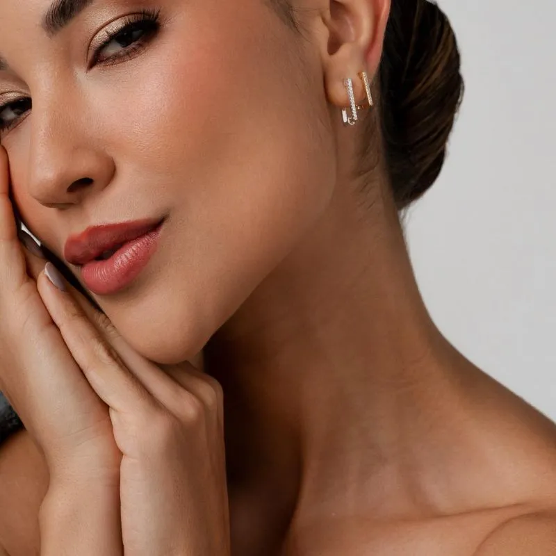 Duo de argola quadrada click cravejada com zircônia banhada a ouro 18k