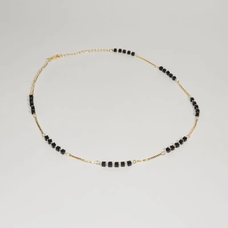 Colar com pedra cristal brilho intenso cor preto banhado a ouro 18k