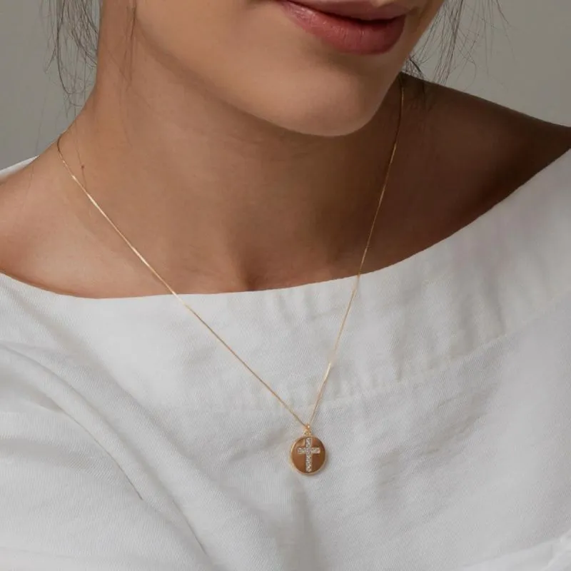 Colar crucifixo com cruz cravejada com zircônias banhado a ouro 18k ajustável 50 cm