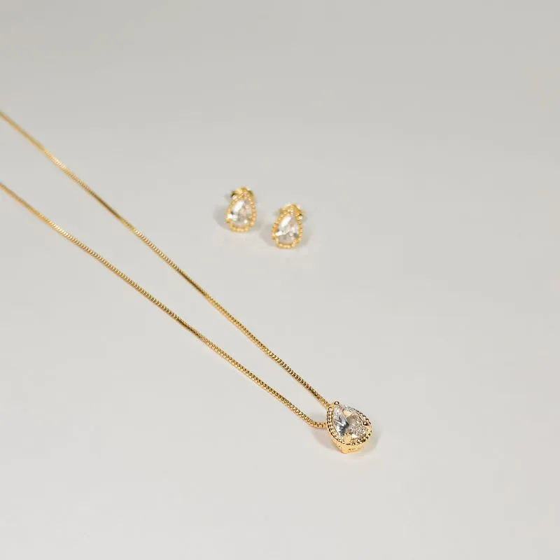 Conjunto cristal gota com detalhes de mini esfera ao lado banhado a ouro 18k ajustável 50 cm