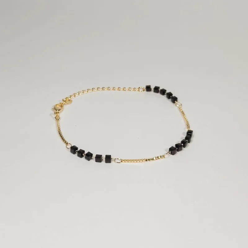 Pulseira com pedras de cristal brilho intenso cor preto banhado a ouro 18k