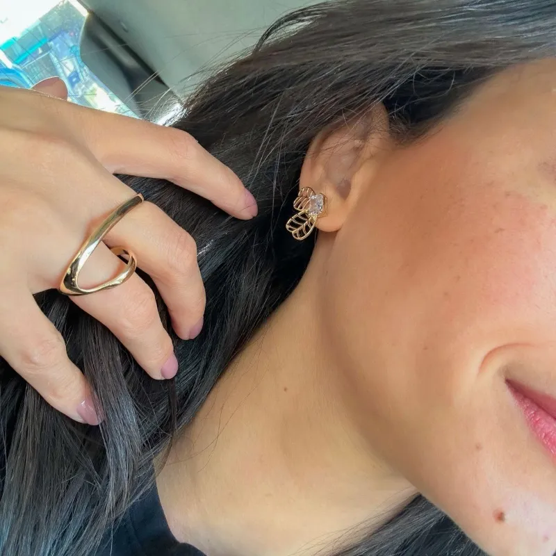 Brinco Asas de borboletas vasado e pedra cristal retangular banhado a ouro 18k