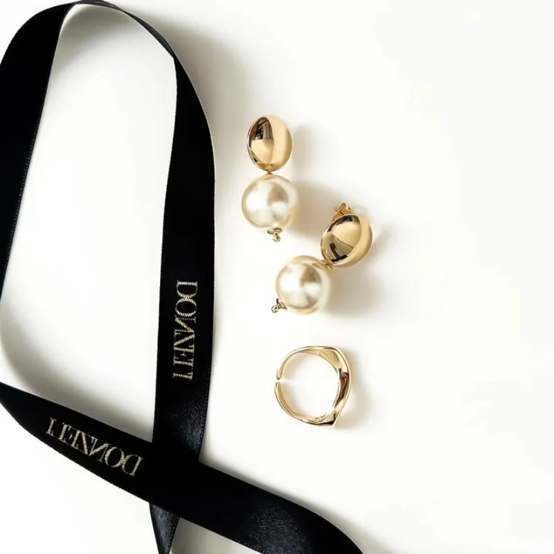 BRINCO PÉROLA COM BASE REDONDA LISA TAM M BANHADO A OURO 18K