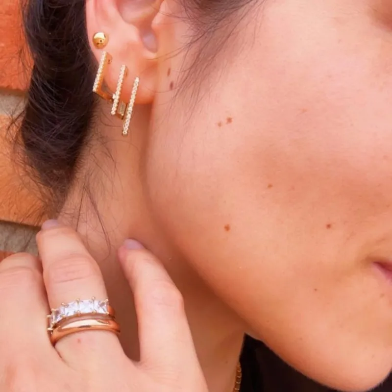 Brinco trio argola quadrada click cravejada com zircônia banhada a ouro 18k