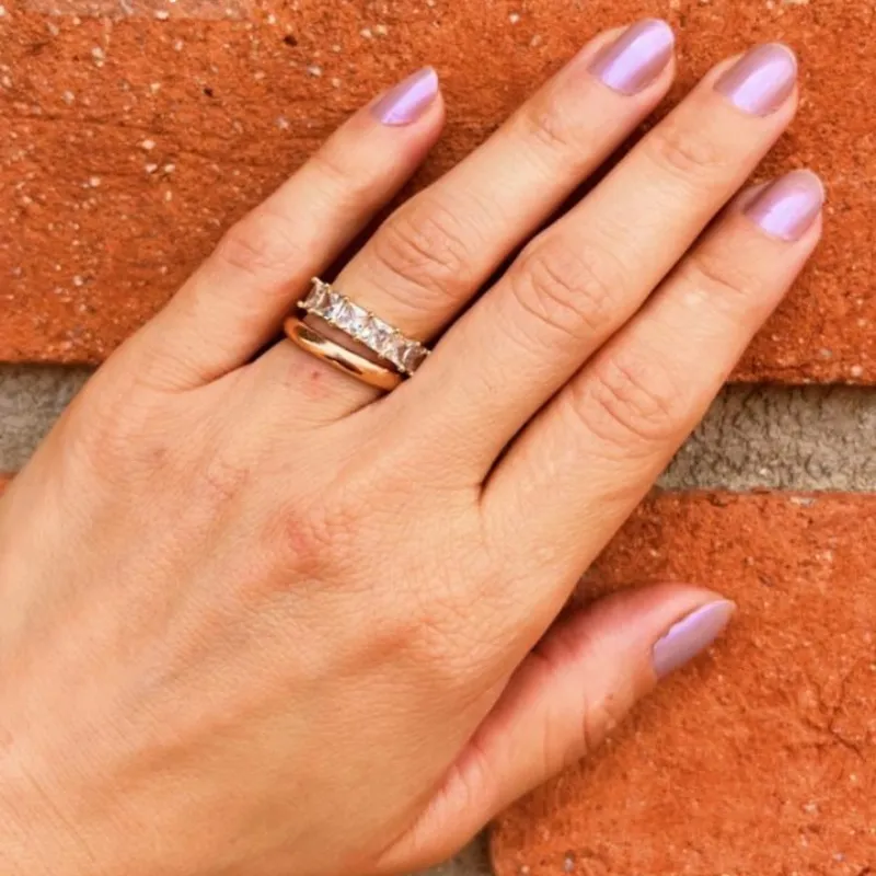 Anel com pedras de cristais quadrada banhado a ouro18k