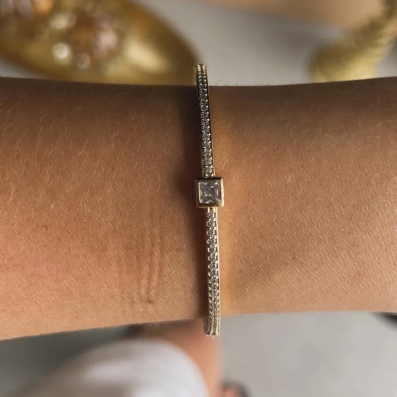 Bracelete cravejado em zircônias com cristal no centro fechado de click banhado a ouro 18k