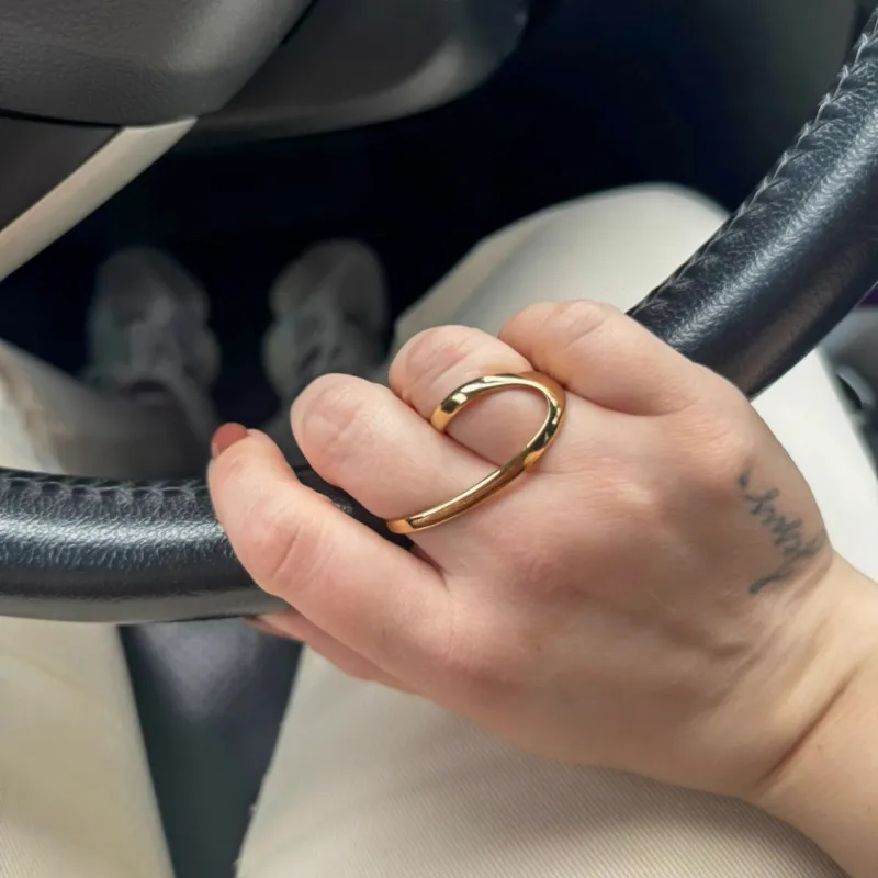 Anel onda dourada banhado a ouro 18K ajustável personalize como usar