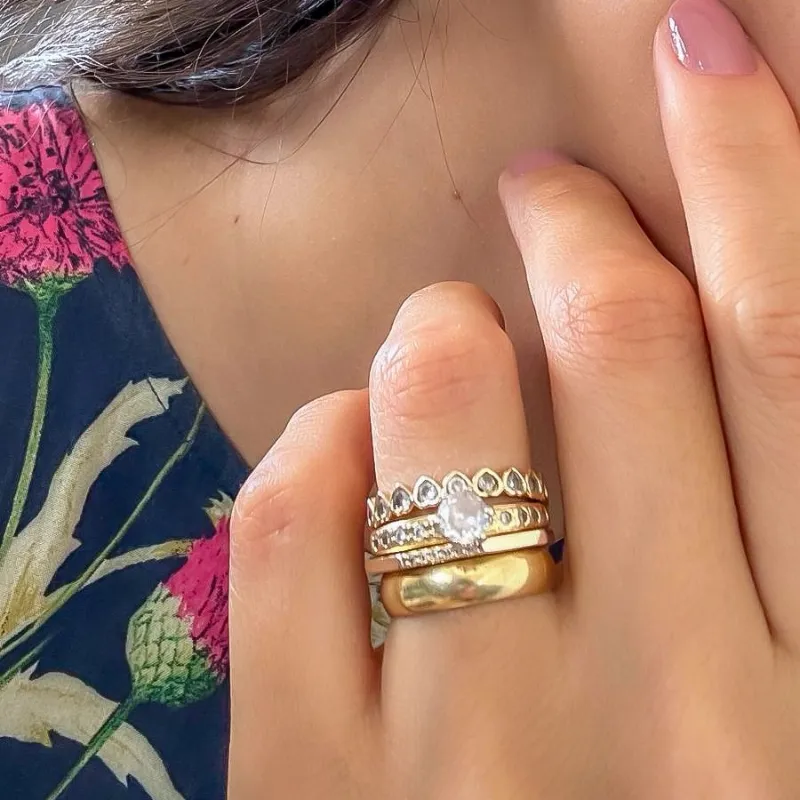 Anel Solitário com pedra de cristal e zircônias reluzentes banhado a ouro 18K