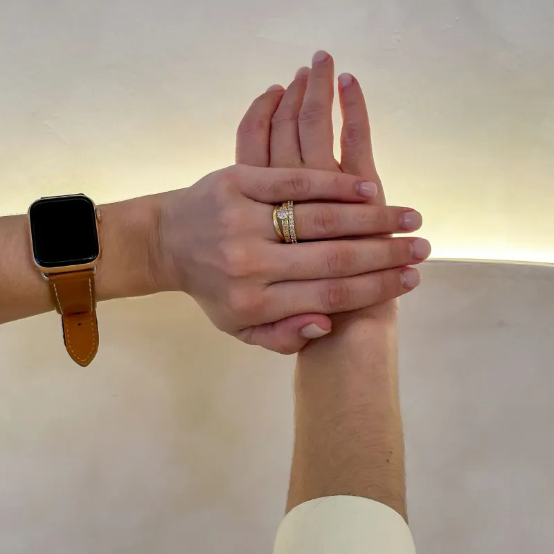 Anel Solitário com pedra de cristal e zircônias reluzentes banhado a ouro 18K