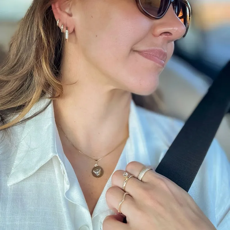 Anel Solitário com pedra de cristal e zircônias reluzentes banhado a ouro 18K