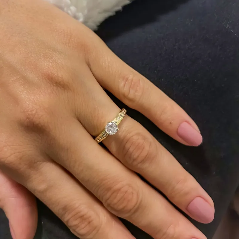 Anel Solitário com pedra de cristal e zircônias reluzentes banhado a ouro 18K