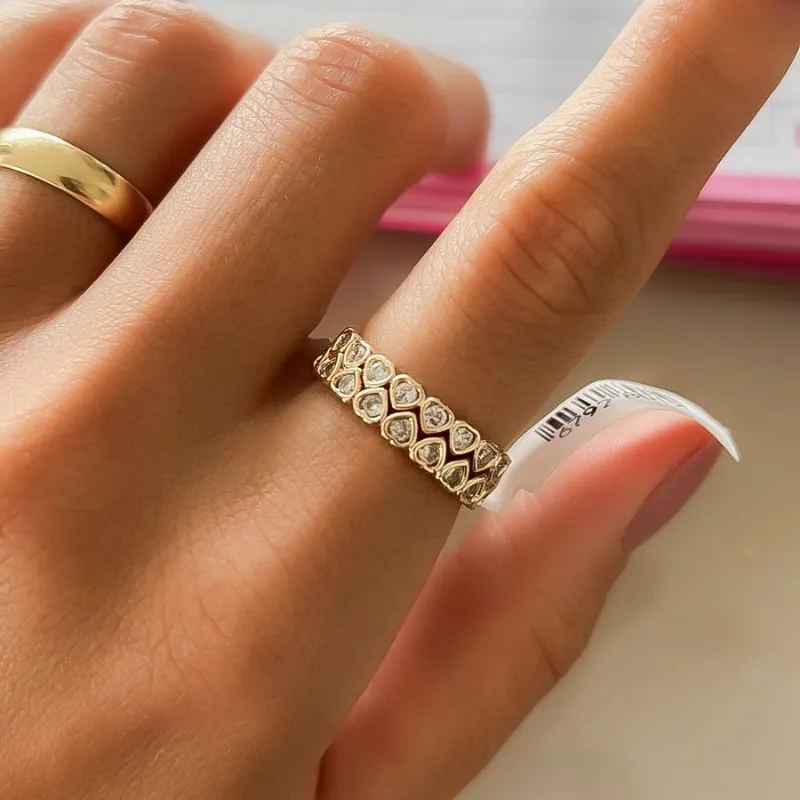 Anel delicado com pedra de cristal em formato de coração banhado a ouro 18K