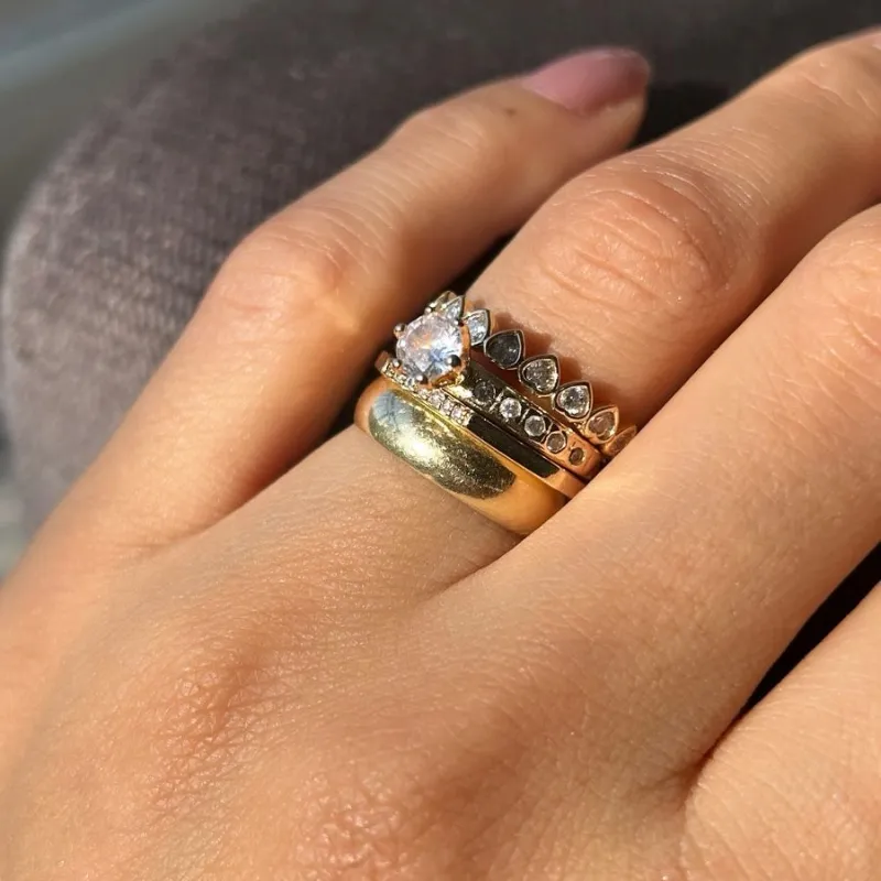 Anel delicado com pedra de cristal em formato de coração banhado a ouro 18K