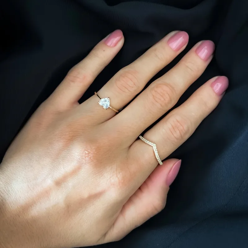 Anel com design V cravejado em zircônias banhado a ouro 18K