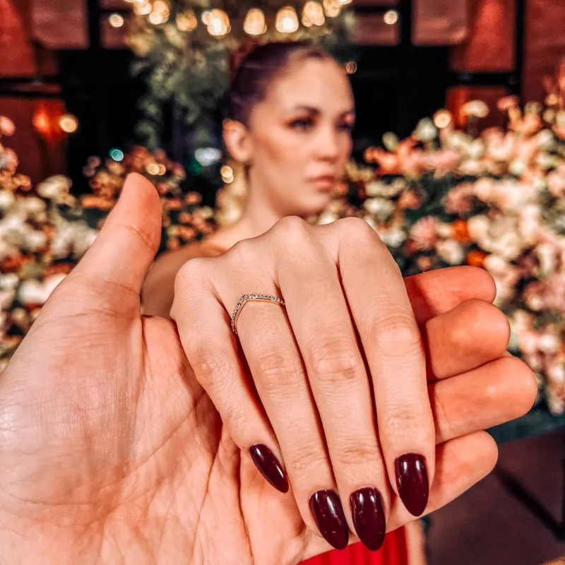 Anel com design V cravejado em zircônias banhado a ouro 18K