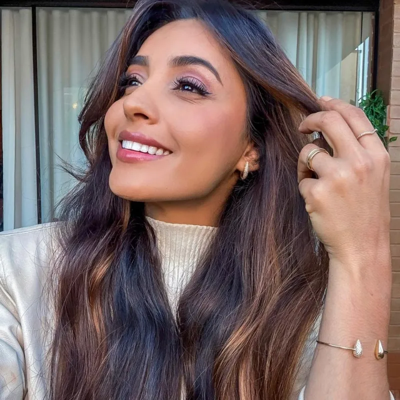 Anel com design V cravejado em zircônias banhado a ouro 18K