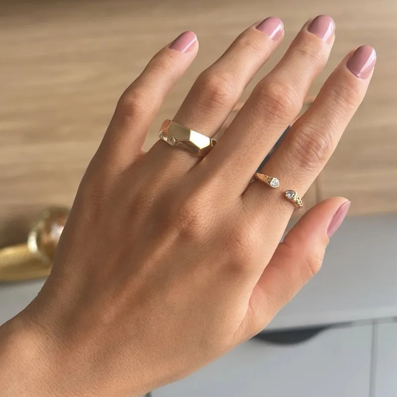 Anel orgânico com detalhe de cristal na ponta banhado a ouro 18k ajustável