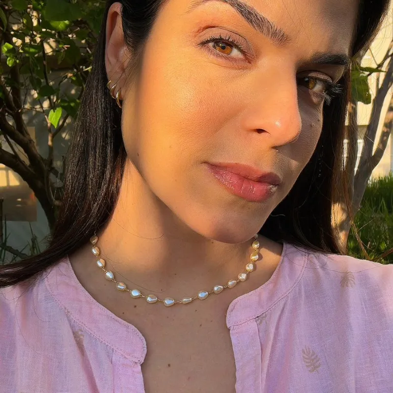 Colar pérola formato orgânico banhado a ouro 18k ajustável 45cm