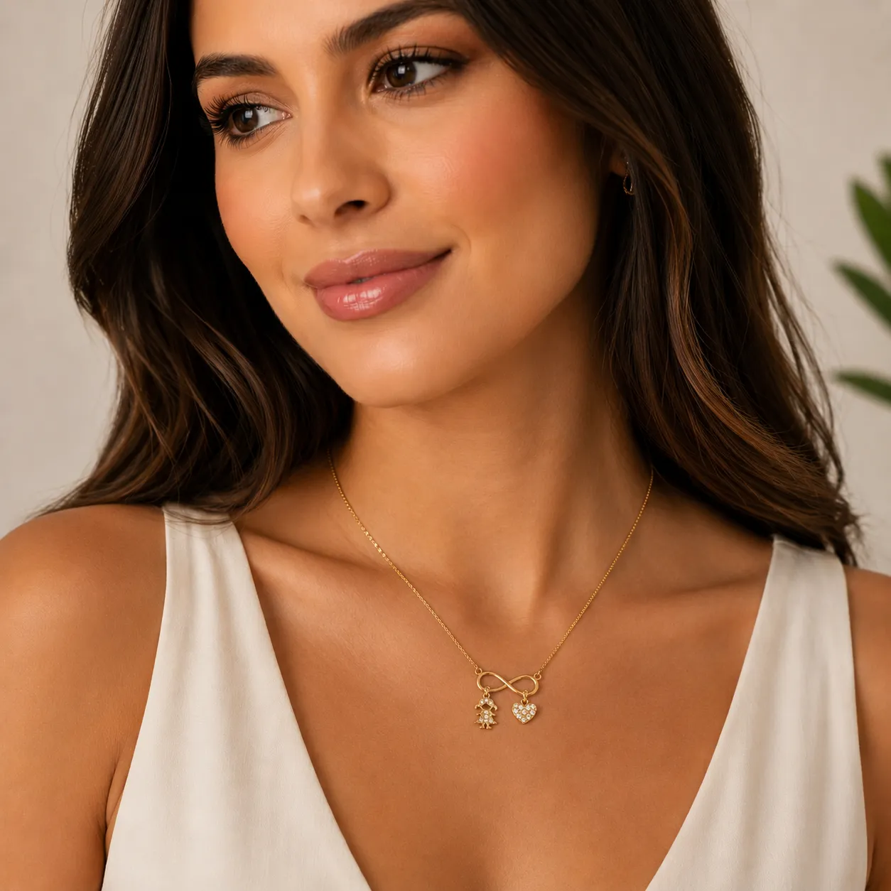 Colar Infinito com menina e coração cravejados em zircônias banhado a ouro 18K