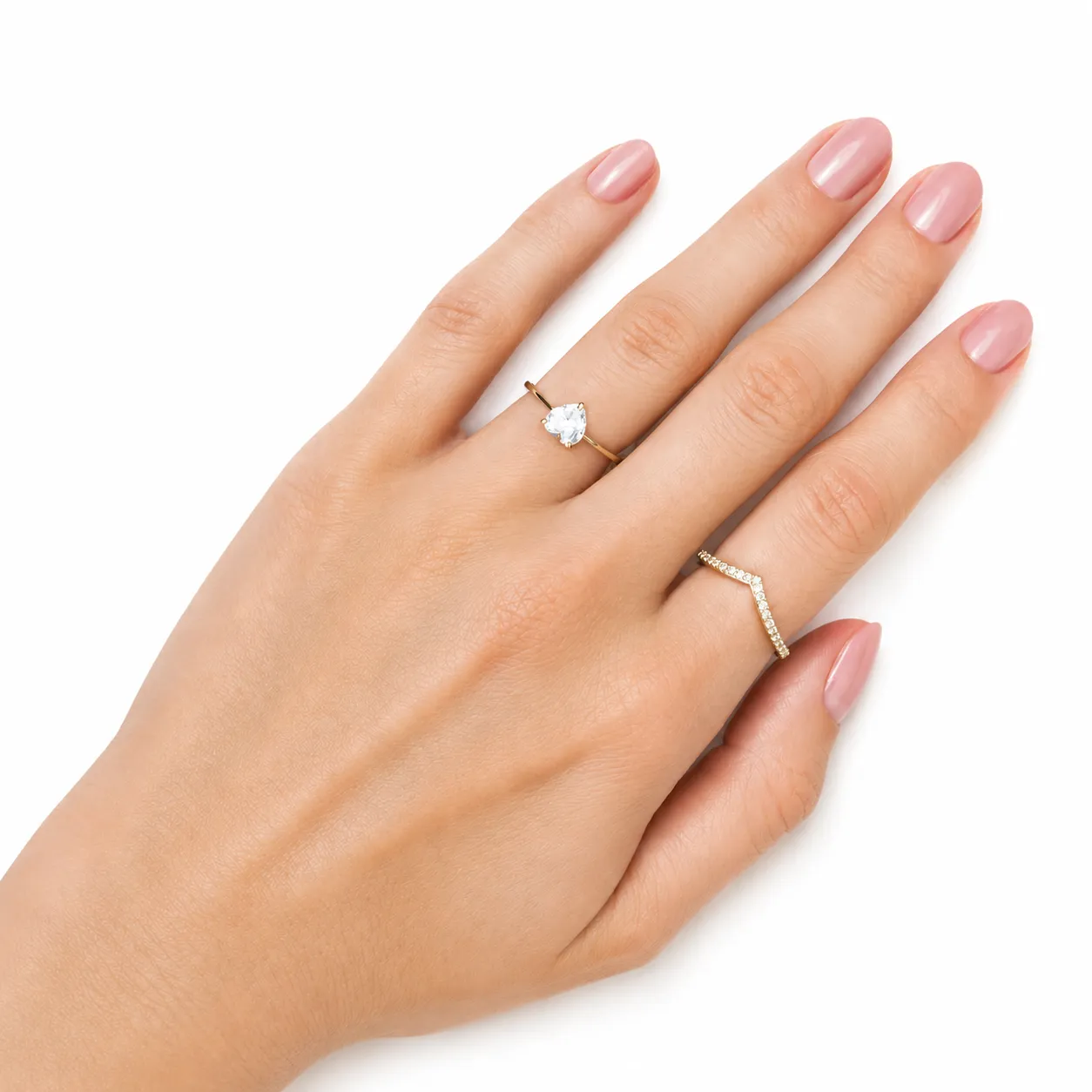 Anel com design V cravejado em zircônias banhado a ouro 18K