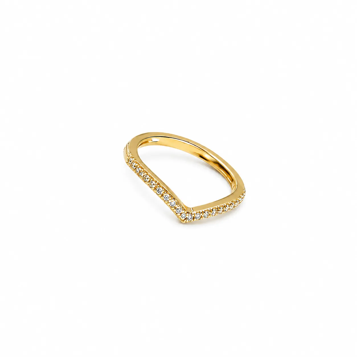 Anel com design V cravejado em zircônias banhado a ouro 18K