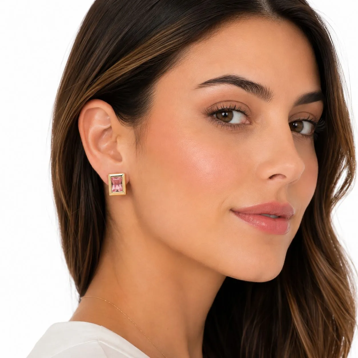 Brinco retangular com moldura dourada com cristal rosa banhado a ouro 18k