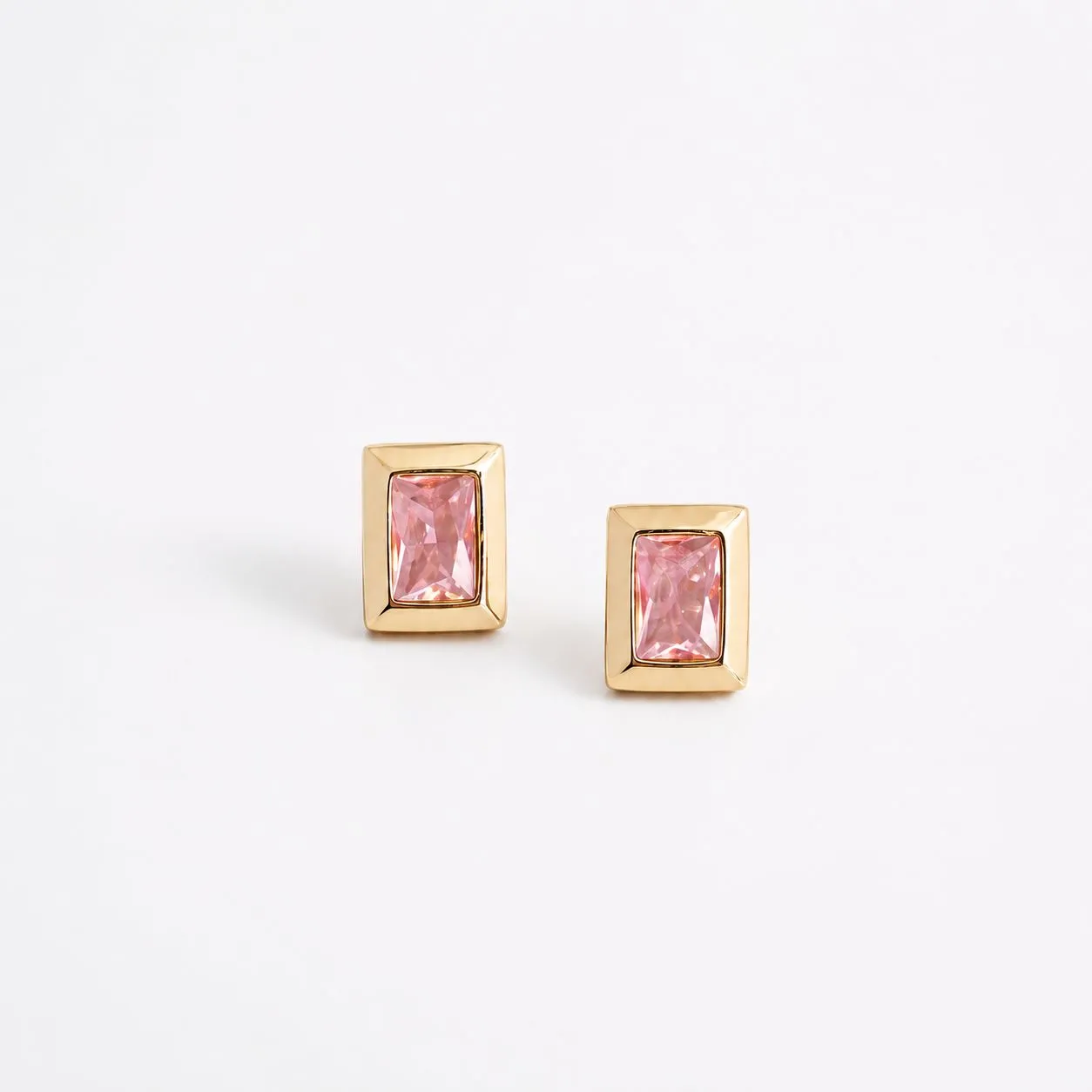 Brinco retangular com moldura dourada com cristal rosa banhado a ouro 18k