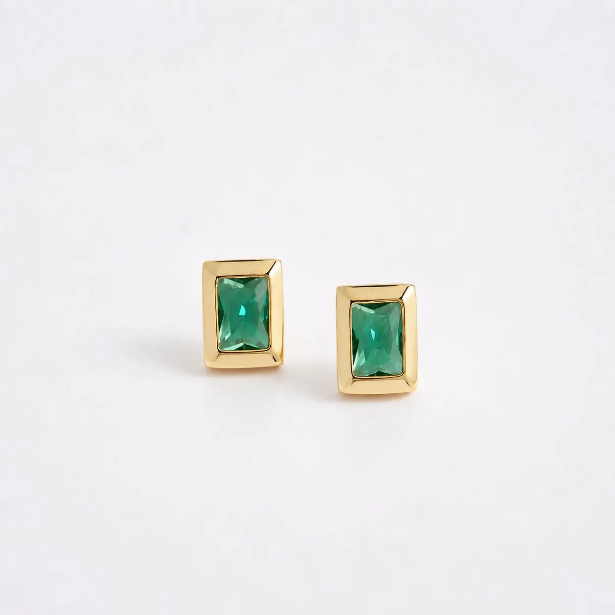 Brinco retangular com moldura dourada com cristal verde banhado a ouro 18k