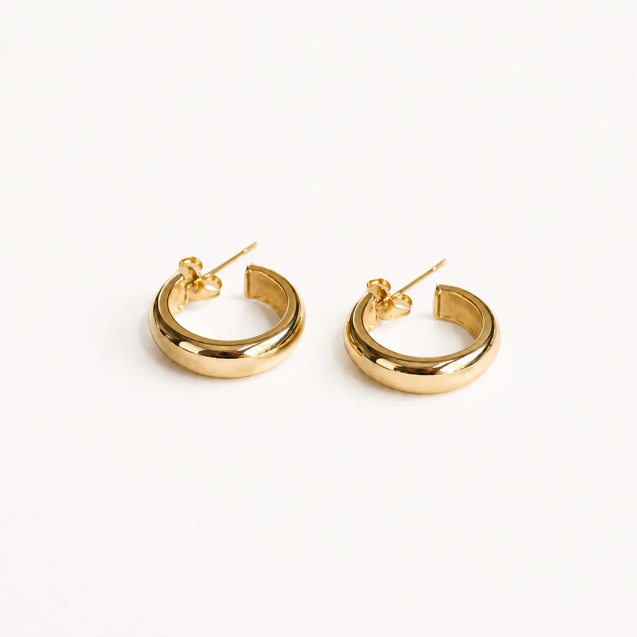 Brinco argola lisa médio banhado a ouro 18k