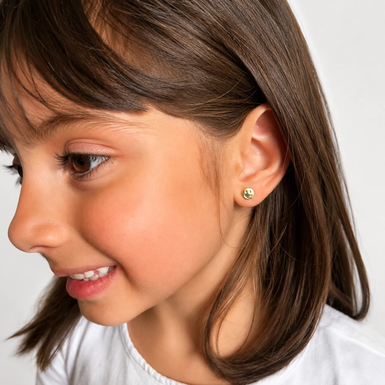Brinco infantil emoji banhado a ouro 18k