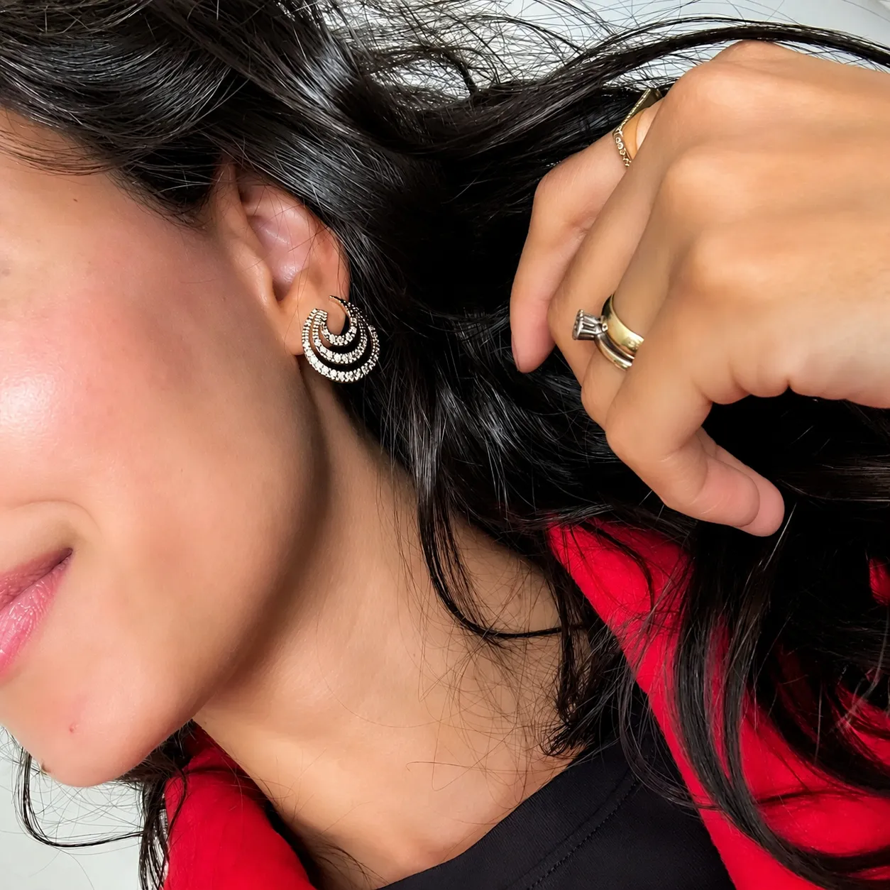 Brinco formato espiral cravejado em zircônias banhado a ouro 18k
