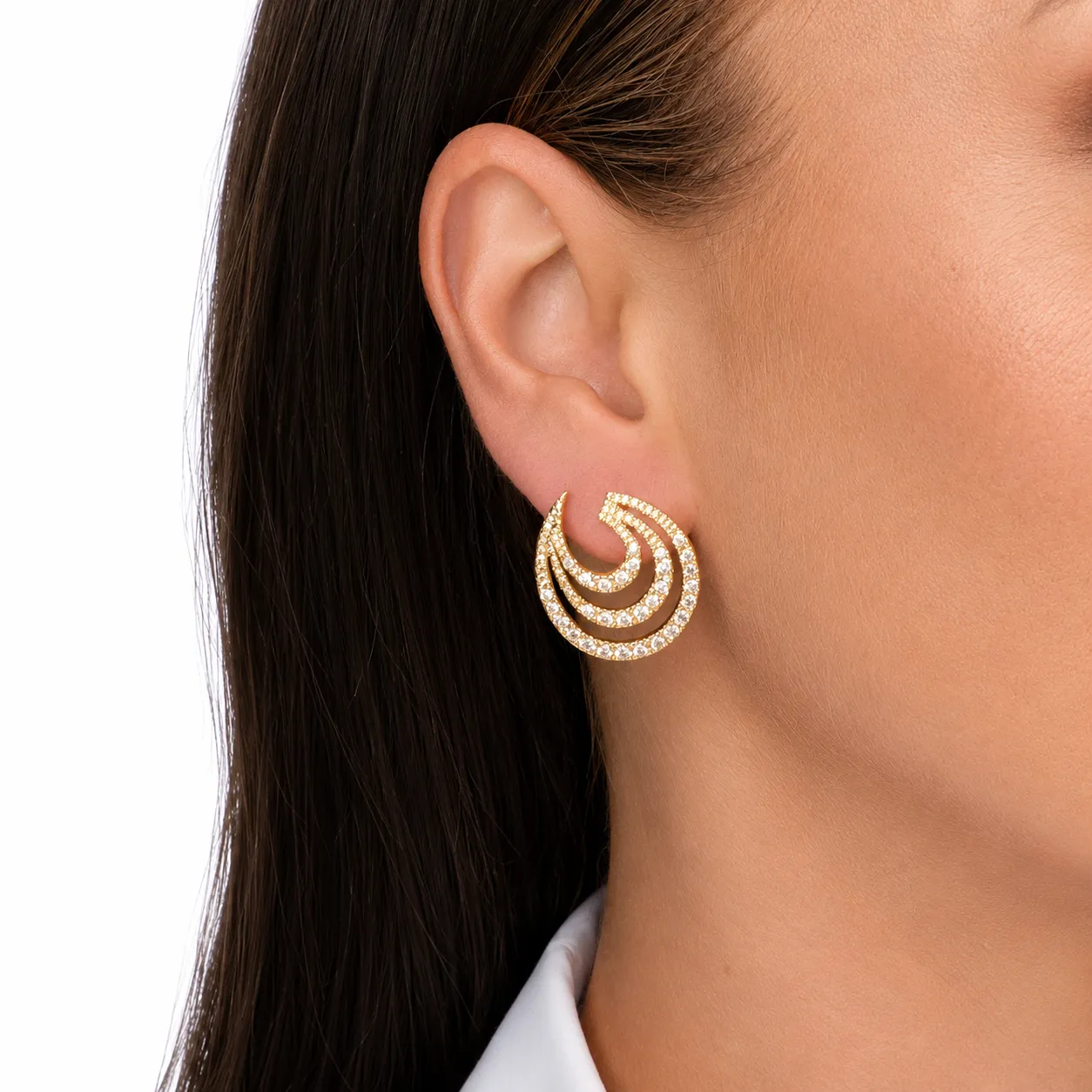 Brinco formato espiral cravejado em zircônias banhado a ouro 18k