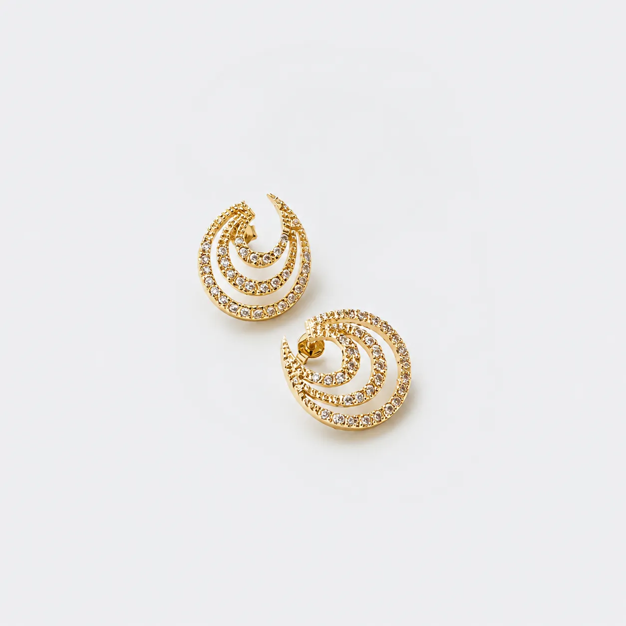 Brinco formato espiral cravejado em zircônias banhado a ouro 18k