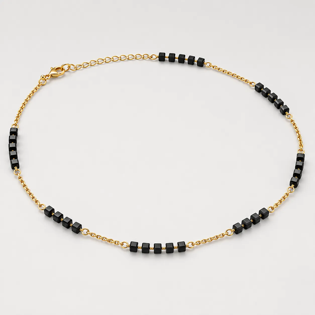 Colar com pedra cristal brilho intenso cor preto banhado a ouro 18k