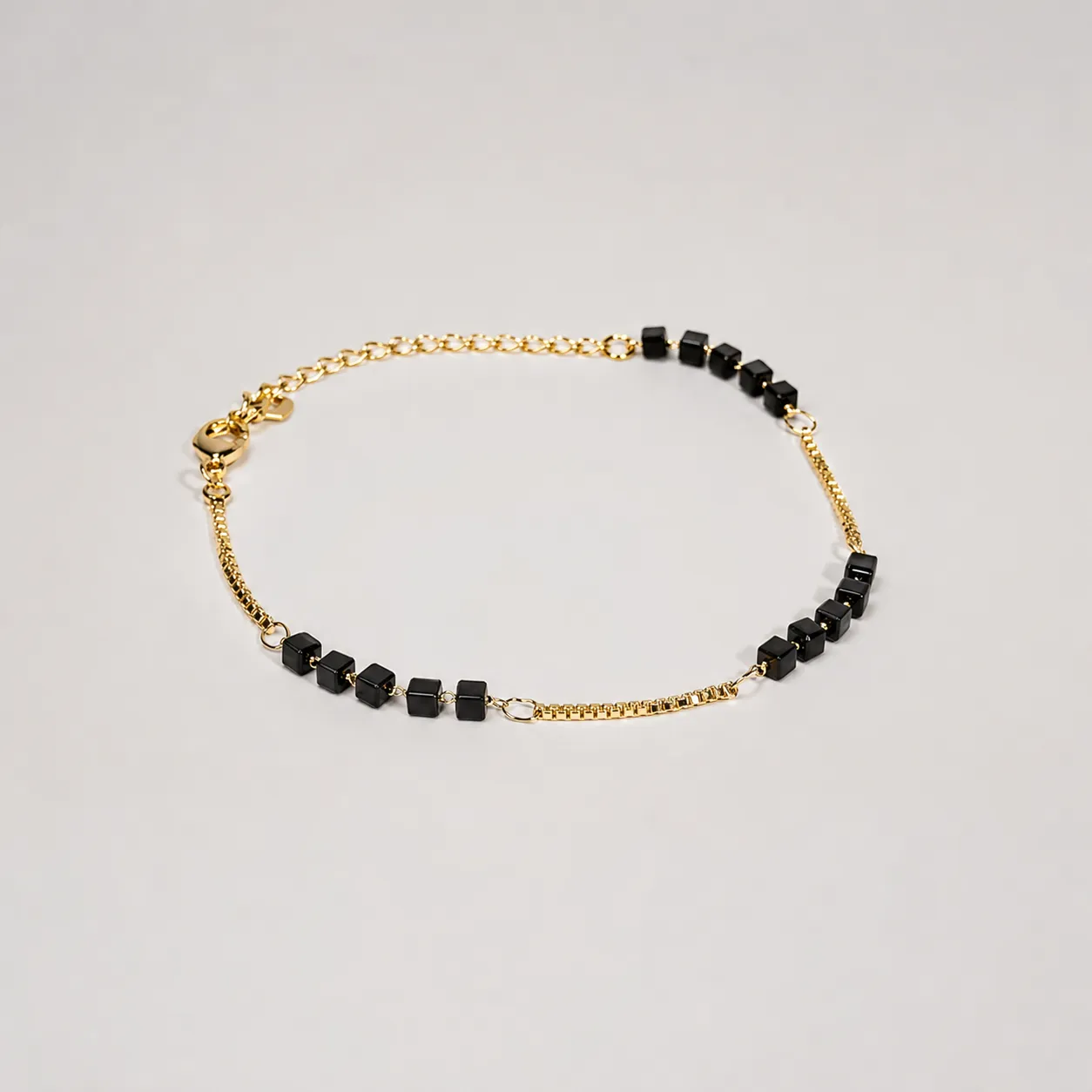 Pulseira com pedras de cristal brilho intenso cor preto banhado a ouro 18k